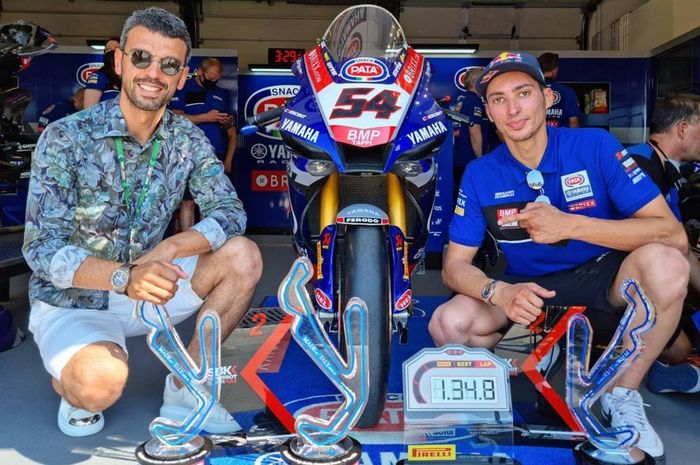 Kenan Sofuoglu (kiri), manajer Toprak Razgatlioglu, masih tak menyerah membawa pembalap binaannya untuk berkiprah di MotoGP. 