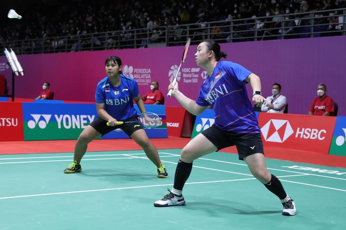 Pasangan ganda putri Indonesia, Melani Mamahit/Tryola Nadia, saat tampil pada babak kualifikasi Malaysia Masters 2022 di Axiata Arena, Kuala Lumpur, Selasa (5/7/2022).