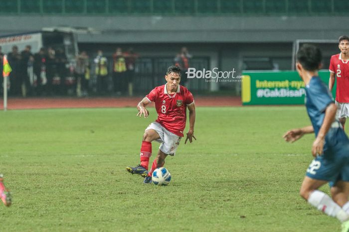 Gelandang timnas U-19 Indonesia, Arkhan Fikri, sedang menguasai bola ketika bertanding di Stadion Patriot Candrabhaga, Bekasi, Jawa Barat, 4 Juli 2022.
