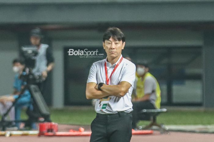 Pelatih timnas U-19 Indonesia, Shin Tae-yong, sedang mengamati para pemainnya ketika bertanding di Stadion Patriot Candrabhaga, Bekasi, Jawa Barat, 4 Juli 2022.