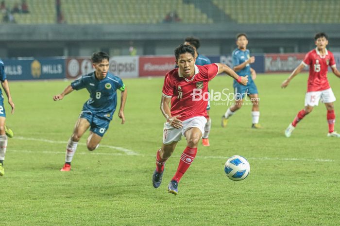 Pemain timnas U-19 Indonesia, Ferdiansyah Cecep Surya (kanan) sedang mengejar bola ketika bertanding di Stadion Patriot Candrabhaga, Bekasi, Jawa Barat, 4 Juli 2022.