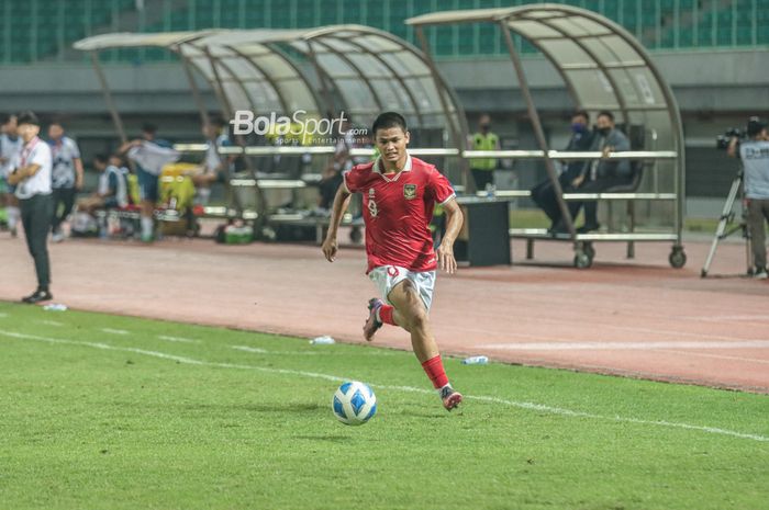 Penyerang timnas U-19 Indonesia, Hokky Caraka Bintang Brilliant, sedang menguasai bola ketika bertanding di Stadion Patriot Candrabhaga, Bekasi, Jawa Barat, 4 Juli 2022.