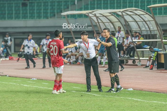 Asisten Shin Tae-yong Timnas Indonesia, Yoo Jae-hoon (kanan), meminta semua pihak berhenti melakukan pembicaraan yang tidak benar.