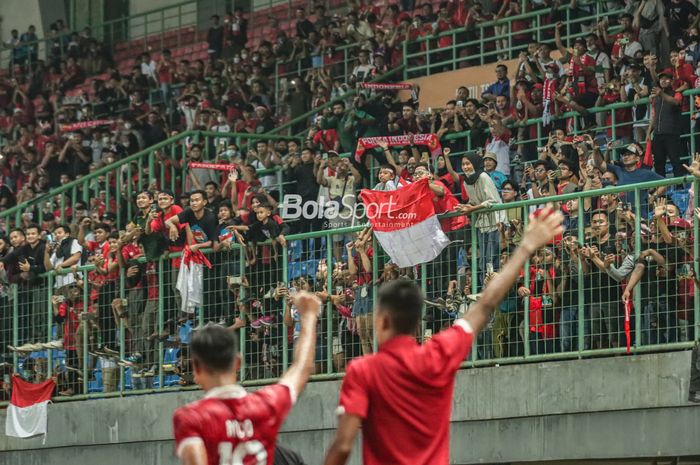 Suporter timnas Indonesia sedang memberikan semangat kepada para pemain  di Stadion Patriot Candrabhaga, Bekasi, Jawa Barat, 4 Juli 2022.