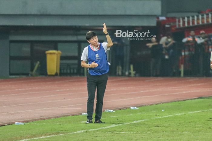 Pelatih timnas U-19 Indonesia, Shin Tae-yong, sedang memberikan intruksi kepada para pemainnya di Stadion Patriot Candrabhaga, Bekasi, Jawa Barat, 6 Juli 2022.