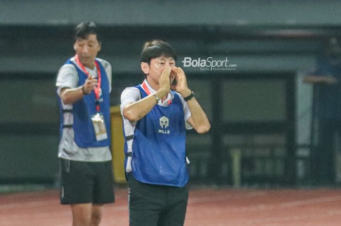 Pelatih timnas U-19 Indonesia, Shin Tae-yong, sedang memberikan intruksi kepada para pemainnya di Stadion Patriot Candrabhaga, Bekasi, Jawa Barat, 6 Juli 2022.