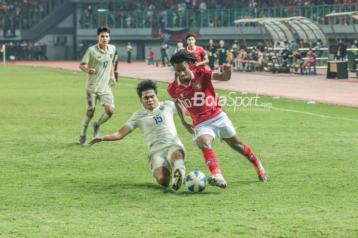 Penyerang timnas U-19 Indonesia, Ronaldo Kwateh (kanan), sedang menguasai bola dan berusaha ditekel oleh pilar timnas U-19 Thailand bernama Bukkoree Lemdee (kiri) di Stadion Patriot Candrabhaga, Bekasi, Jawa Barat, 6 Juli 2022.