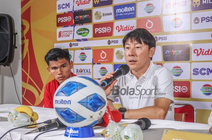 Pelatih timnas U-19 Indonesia, Shin Tae-yong (kanan), sedang memberikan keterangan kepada awak media dan ditemani sang pemain bernama Cahya Supriadi (kiri) di Stadion Patriot Candrabhaga, Bekasi, Jawa Barat, 6 Juli 2022.