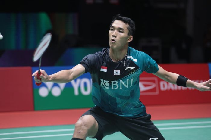 Aksi pebulu tangkis tunggal putra Indonesia, Jonatan Christie, pada babak pertama Malaysia Masters 2022 di Axiata Arena, Kuala Lumpur, Rabu (6/7/2022).