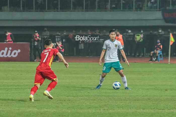 Pemain timnas U-19 Indonesia, Dimas Juliono Pamungkas (kanan), sedang menguasai bola ketika bertanding di Stadion Patriot Candrabhaga, Bekasi, Jawa Barat, 2 Juli 2022.