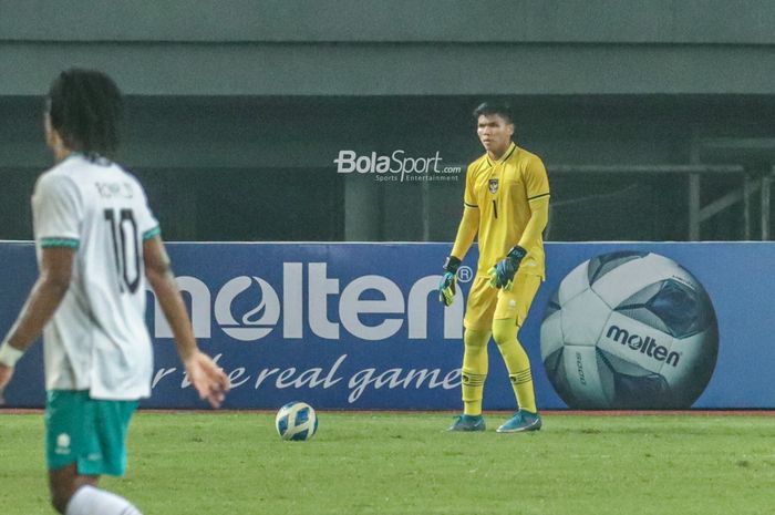 Kiper timnas U-19 Indonesia, Cahya Supriadi (kanan), sedang menguasai bola ketika bertanding di Stadion Patriot Candrabhaga, Bekasi, Jawa Barat, 2 Juli 2022.
