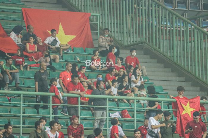 Suportee Vietnam nampak hadir di Stadion Patriot Candrabhaga, Bekasi, Jawa Barat, 2 Juli 2022.