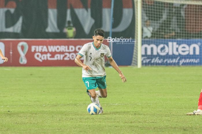 Gelandang timnas U-19 Indonesia, Marselino Ferdinan, sedang menguasai bola ketika bertanding di Stadion Patriot Candrabhaga, Bekasi, Jawa Barat, 2 Juli 2022.