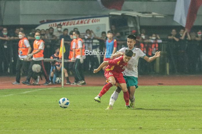 Bek timnas U-19 Indonesia, Kakang Rudianto (kanan), sedang berusaha menghalau bola yang dikuasai pemain timnas U-19 Vietnam bernama Nguyen Dinh Bach (kiri) di Stadion Patriot Candrabhaga, Bekasi, Jawa Barat, 2 Juli 2022.