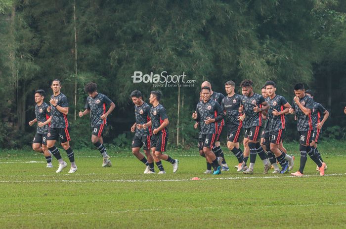 Skuat Persija Jakarta (skuad Persija Jakarta) sedang berlari saat berlatih di Lapangan Nirwana, Sawangan, Jawa Barat , 7 Juli 2022.