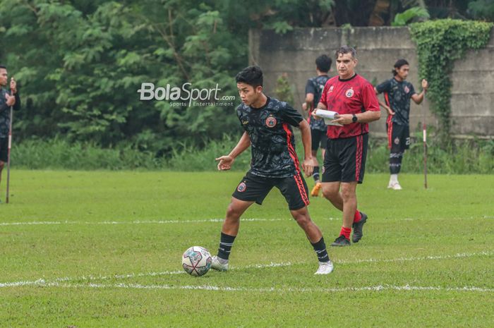 Bek sayap kanan Persija Jakarta, Ilham Rio Fahmi, sedang menguasai bola ketika berlatih di Lapangan Nirwana, Sawangan, Jawa Barat , 7 Juli 2022.