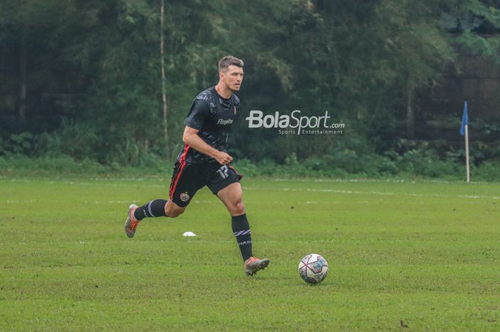 Bek Persija Jakarta, Ondrej Kudela, sedang menguasai bola ketika berlatih di Lapangan Nirwana, Sawangan, Jawa Barat , 7 Juli 2022.