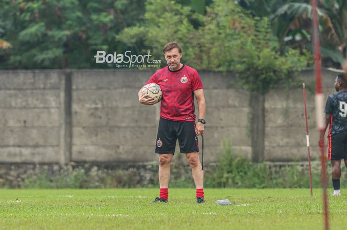 Pelatih Persija Jakarta, Thomas Doll, nampak sedang memegangi bola ketika memimpin latihan timnya di Lapangan Nirwana, Sawangan, Jawa Barat , 7 Juli 2022.