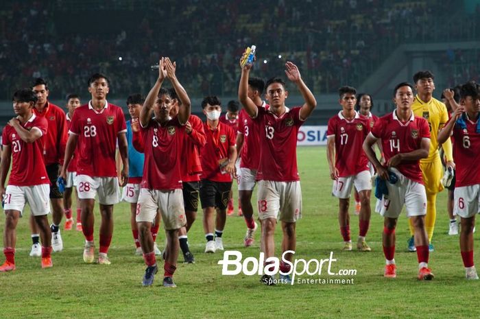 Para pemain timnas Indonesia setelah laga melawan Thailand di Grup A Piala AFF U-19 2022, Rabu (6/7/2022) di Stadion Patriot Candrabhaga, Bekasi.