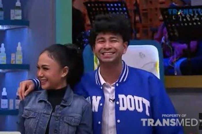 Raffi Ahmad rangkul Yuni Shara.