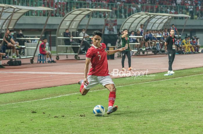 Gelandang timnas U-19 Indonesia, Marselino Ferdinan, nampak akan menendang bola ketika bertanding di Stadion Patriot Candrabhaga, Bekasi, Jawa Barat, 6 Juli 2022.