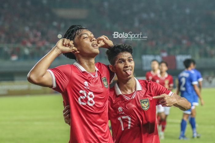 Dua pemain timnas U-19 Indonesia, Rabbani Tasnim Siddiq dan Subhan Fajri, merayakan gol pembuka skor dalam laga melawan Filipina di Grup A Piala AFF U-19 2022, Jumat (8/7/2022) di Stadion Patriot Candrabhaga, Bekasi.