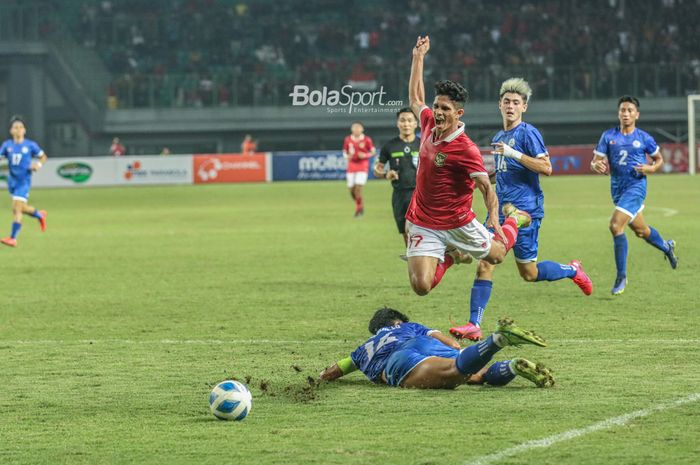 Pemain timnas U-19 Indonesia, Subhan Fajri, dilanggar pemain Filipina, Jaime Domingo Posquillo, sehingga menghasilkan penalti dalam laga  Grup A Piala AFF U-19 2022, Jumat (8/7/2022) di Stadion Patriot Candrabhaga, Bekasi.