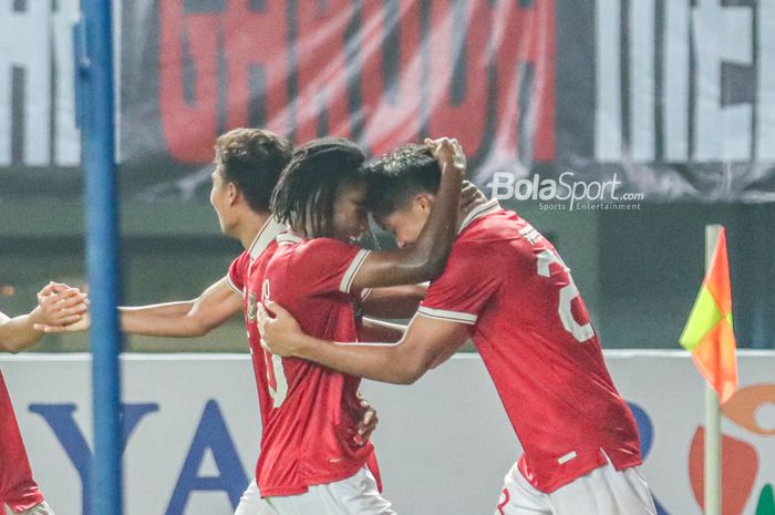 Dua pemain timnas U-19 Indonesia, Ronaldo Kwateh dan Rabbani Tasnim, merayakan gol dalam laga melawan Filipina di Grup A Piala AFF U-19 2022, Jumat (8/7/2022) di Stadion Patriot Candrabhaga, Bekasi.