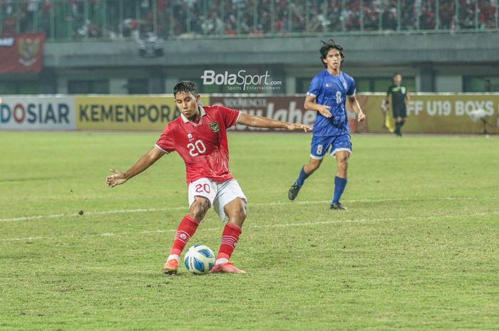 Penyerang timnas U-19 Indonesia, Razzaa Fachrezi Aziz, mencetak gol dalam laga melawan Filipina di Grup A Piala AFF U-19 2022, Jumat (8/7/2022) di Stadion Patriot Candrabhaga, Bekasi.