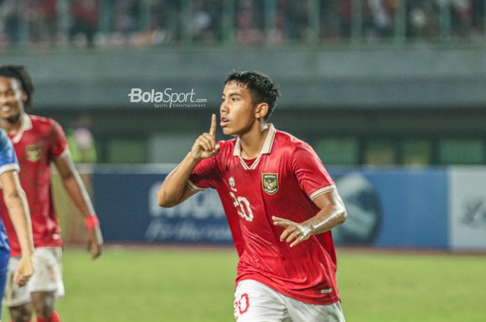 Penyerang timnas U-19 Indonesia, Razzaa Fachrezi Aziz, mencetak gol dalam laga melawan Filipina di Grup A Piala AFF U-19 2022, Jumat (8/7/2022) di Stadion Patriot Candrabhaga, Bekasi.