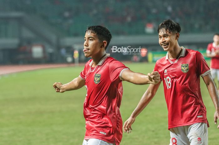 Dua penyerang timnas U-19 Indonesia, Razzaa Fachrezi Aziz dan Alfriyanto Nico, yang mencetak gol dalam laga melawan Filipina di Grup A Piala AFF U-19 2022, Jumat (8/7/2022) di Stadion Patriot Candrabhaga, Bekasi.