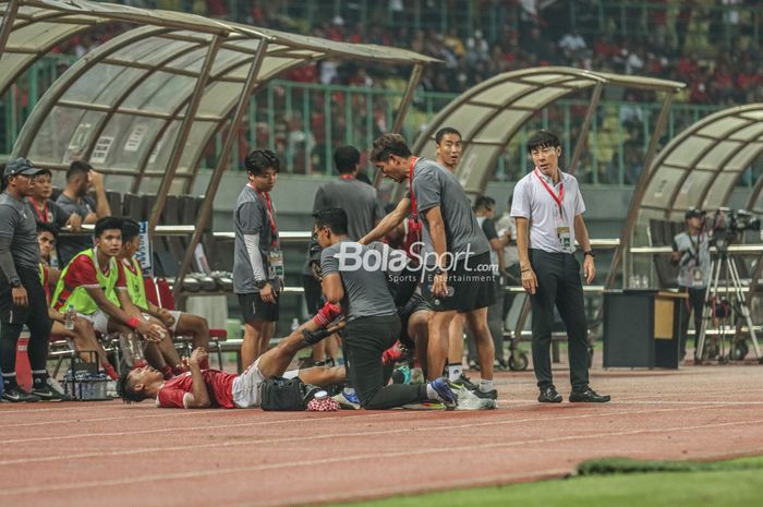 Pelatih timnas U-19 Indonesia, Shin Tae-yong, nampak sedang memantau pemainnya yang bernama Alfriyanto Nico sempat mengalami kram.