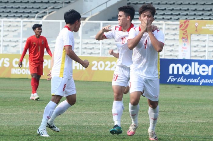 Para pemain Timnas U-19 Vietnam merayakan gol ke gawang Myanmar dalam Piala AFF U-19 2022.