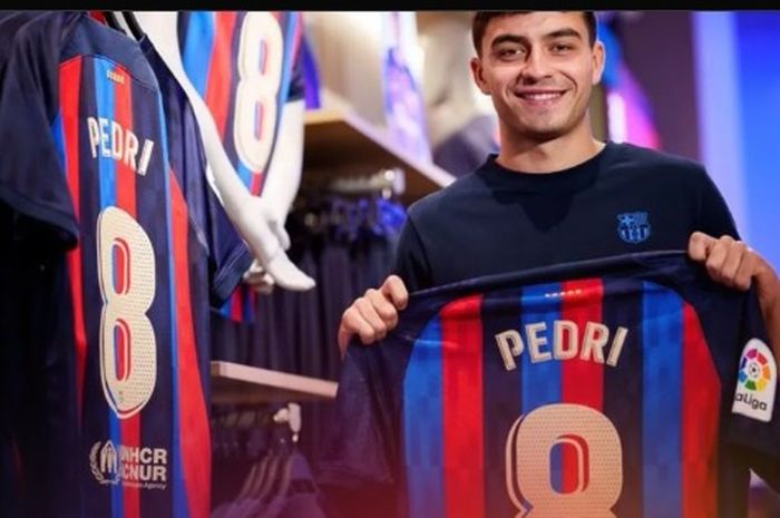 Wonderkid Barcelona, Pedri Gonzalez, resmi mengenakan nomor punggung 8 untuk musim 2022-2023.