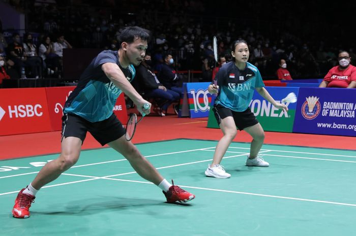 Aksi pasangan ganda campuran Indonesia, Rinov Rivaldy/Pitha Haningtyas Mentari pada babak semifinal Malaysia Masters 2022, Sabtu (9/7/2022)