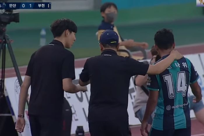 Asnawi Mangkualam bersama pelatih anyar Ansan Greeners Im Jong Heon dalam laga kontra Bucheon FC (9/7/2022). 