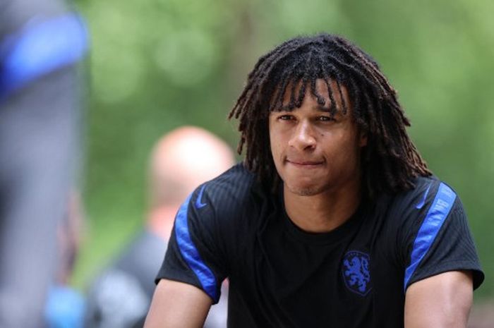 Nathan Ake saat menjalani kamp latihan timnas Belanda di Zeist (20/6/2021). Ake diberitakan sepakat pindah dari Manchester City ke Chelsea.