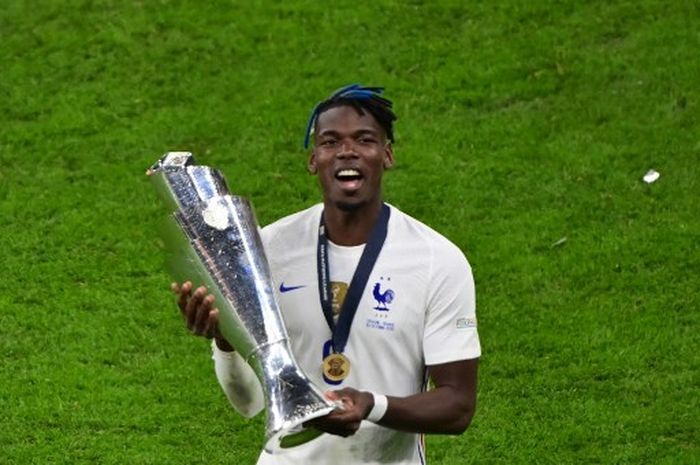 Paul Pogba berpose dengan trofi juara UEFA Nations League setelah timnas Prancis kalahkan Spanyol di San Siro (10/10/2021). Pogba kembali ke Juventus setelah kontraknya habis di Man United musim panas ini.