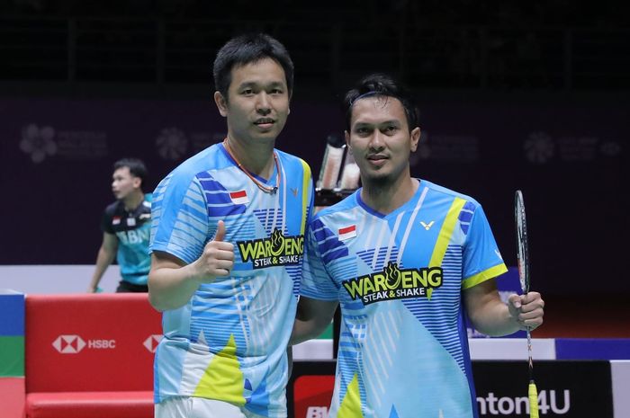 Mohammad Ahsan/Hendra Setiawan berpose usai memenangi semifinal Malaysia Masters 2022, Sabtu (9/7/2022)