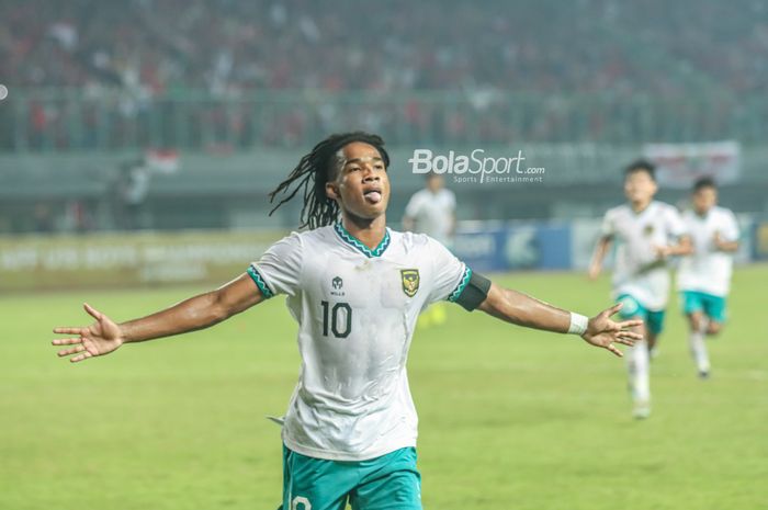 Selebrasi penyerang timnas U-19 Indonesia, Ronaldo Kwateh, merayakan gol yang dicetaknya dalam laga melawan Myanmar di Grup A Piala AFF U-19 2022, Minggu (10/7/2022) di Stadion Patriot Candrabhaga, Bekasi.