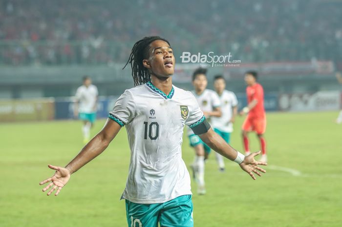 Aksi penyerang timnas U-19 Indonesia, Ronaldo Kwateh, setelah mencetak gol yang menutup kemenangan 5-1 atas Myanmar dalam laga Grup A Piala AFF U-19 2022, Minggu (10/7/2022) di Stadion Patriot Candrabhaga, Bekasi.