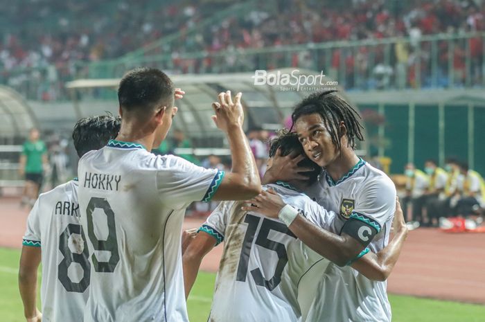 Para pemain timnas U-19 Indonesia merayakan gol yang dicetak Ronaldo Kwateh dalam laga Grup A Piala AFF U-19 2022 melawan Myanmar di Stadion Patriot Candrabhaga, Bekasi, Minggu (10/7/2022).