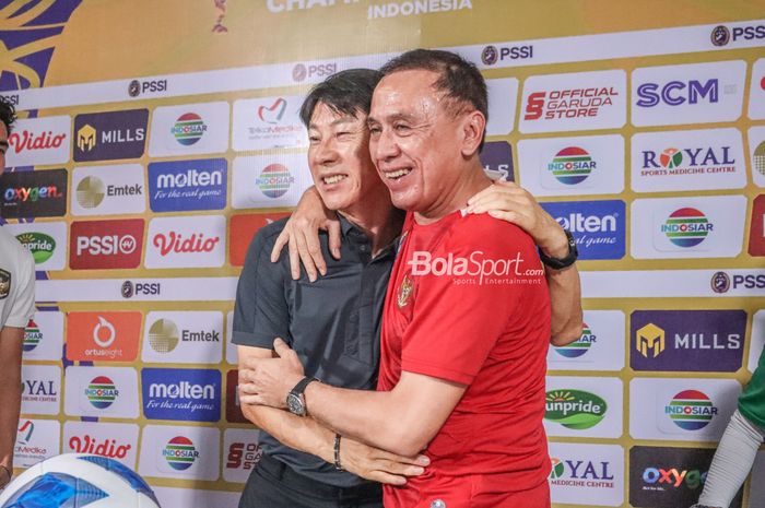 Pelatih timnas U-19 Indonesia, Shin Tae-yong (kiri), sedang berpelukan dengan Ketua Umum PSSI, Mochamad Iriawan (kanan), saat jumpa pers di Stadion Patriot Candrabhaga, Bekasi, Jawa Barat,  10 Juli 2022.