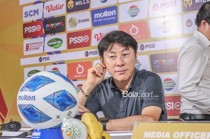 Pelatih timnas U-19 Indonesia, Shin Tae-yong, nampak hadir dalam sesi jumpa pers di Stadion Patriot Candrabhaga, Bekasi, Jawa Barat,  10 Juli 2022.