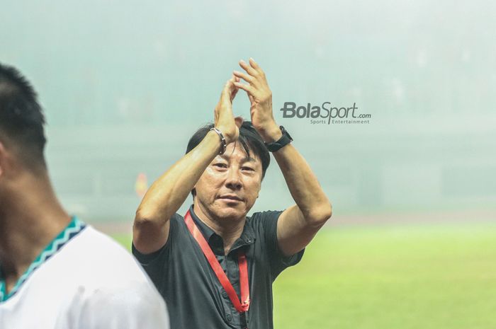 Pelatih timnas U-19 Indonesia, Shin Tae-yong, nampak sedang memberikan tepuk tangan pertanda apresiasi ke penonton di Stadion Patriot Candrabhaga, Bekasi, Jawa Barat,  10 Juli 2022.