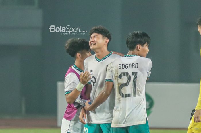 Bek timnas U-19 Indonesia, Marcell Januar Putra (tengah), nampak menangis pasca gagal lolos ke semifinal Piala AFF U-19 2022.