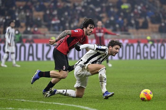 Sandro Tonali (atas) dan Manuel Locatelli berebut bola dalam duel Liga Italia antara AC Milan vs Juventus di San Siro, Milano (23/1/2022).