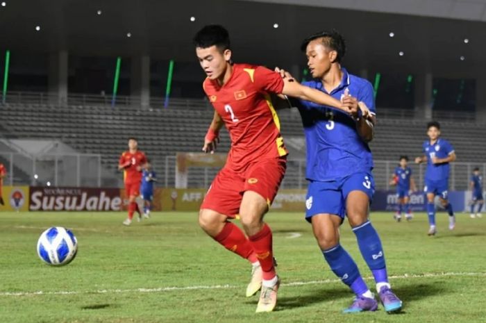 Pemain Vietnam dan Thailand berebut bola dalam duel yang akhirnya menjegal Timnas U-19 Indonesia ke semifinal Piala AFF U-19 2022.