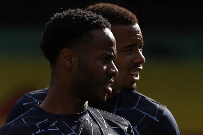 Raheem Sterling (depan) dan Gabriel Jesus saat pemanasan jelang duel Liga Inggris Manchester City di kandang Watford (21/7/2020). Sterling dan Jesus pindah ke sesama klub The Big Six musim ini.