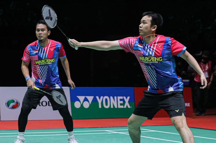 Aksi ganda putra Indonesia, Mohammad Ahsan/Hendra Setiawan, pada laga final Malaysia Masters 2022 di Axiata Arena, Kuala Lumpur, Minggu (10/7/2022)